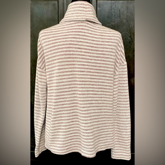 And Eawy purple/white sweater turtleneck-size Medium - Picture 3 of 10